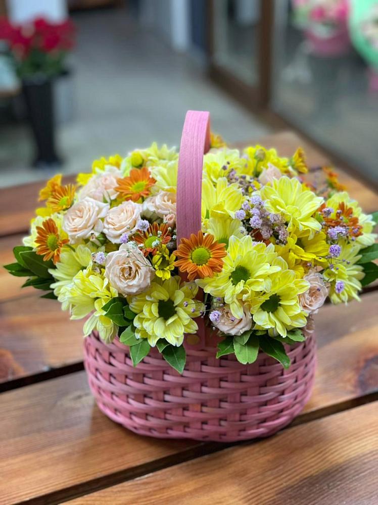 Цветочная композиция из Хризантемы и Розы в корзине в Холм-Жирковский